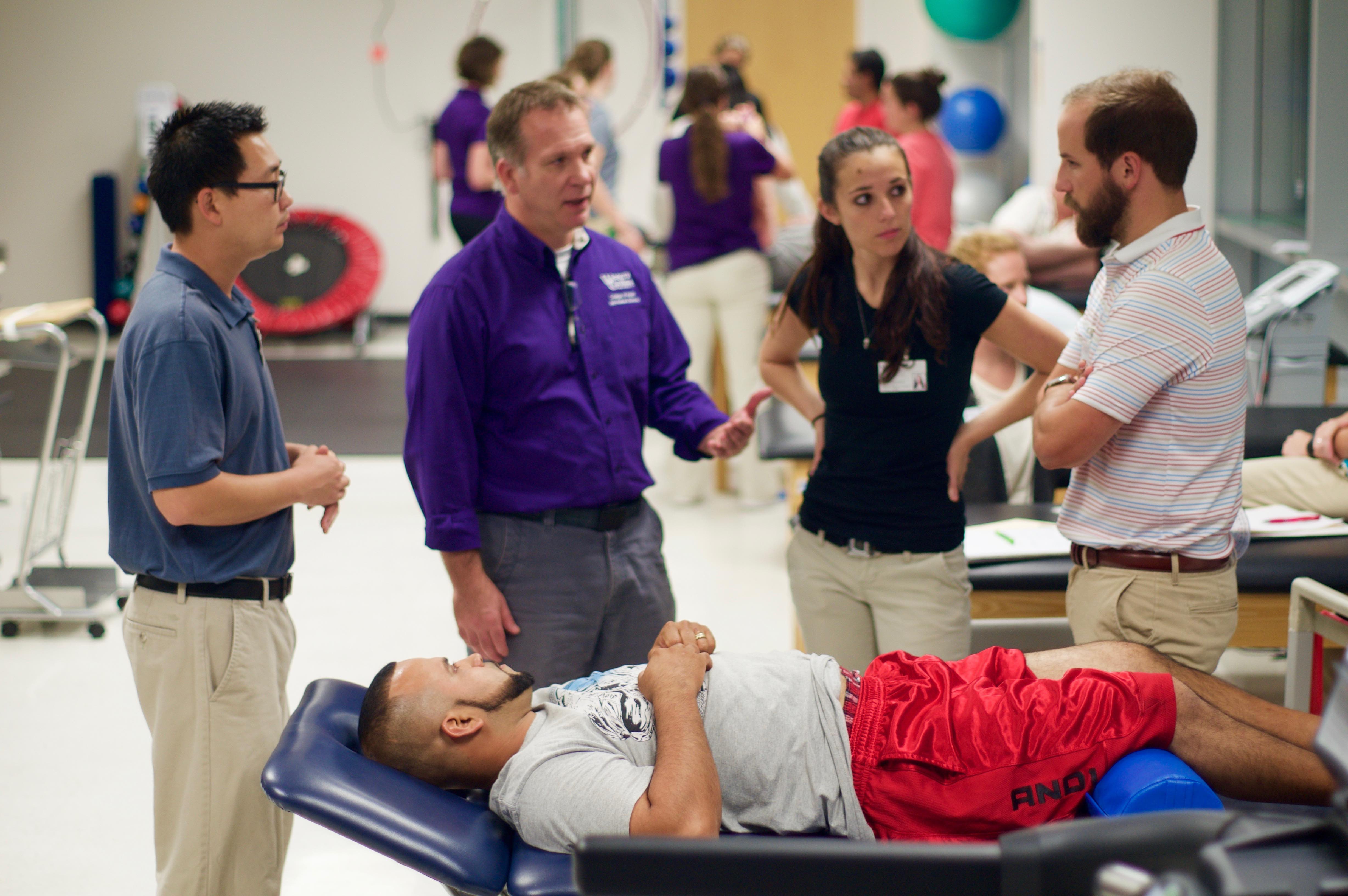 Doctor of Physical Therapy students working in the pro-bono clinic