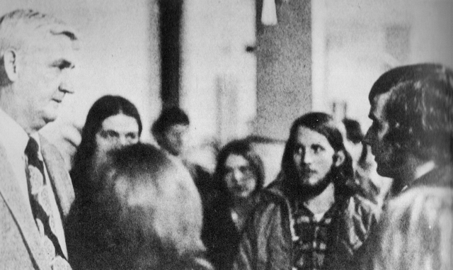 Chancellor Carlton speaks with students 1973