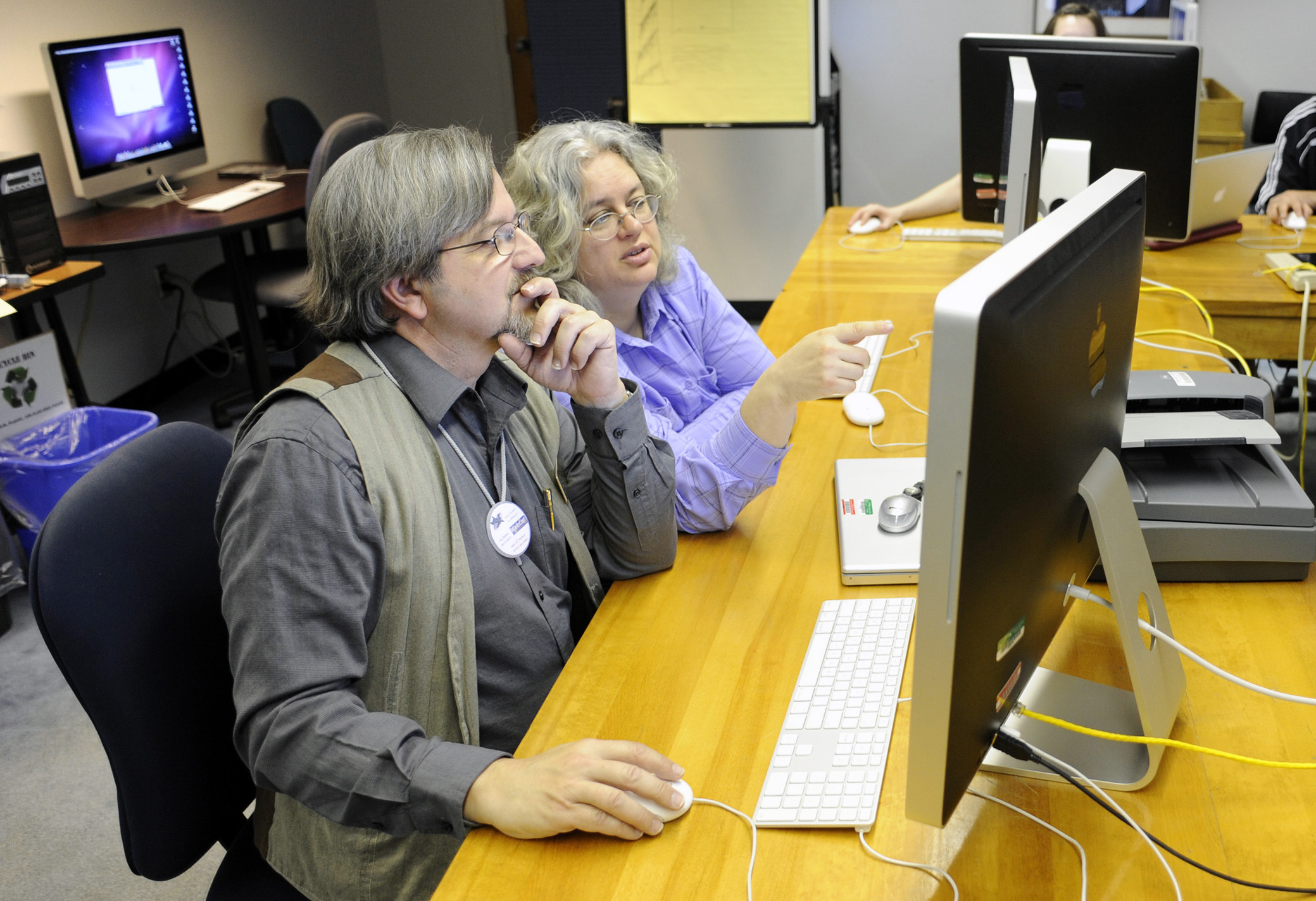 CFC employee John Hawes working with Hunter Library faculty member Jill Ellern