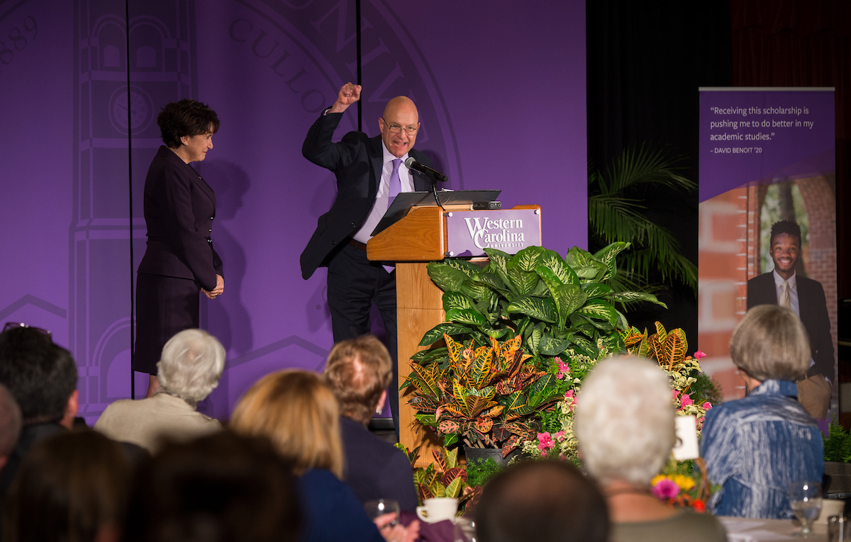 Chancellor David O. Belcher pledging his gift to WCU.
