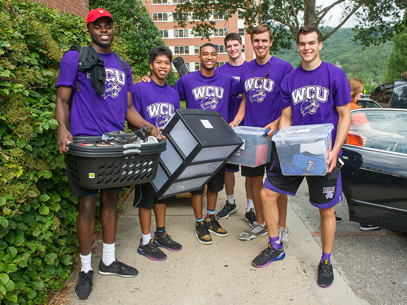 Students helping Freshmen move in to their residence hall