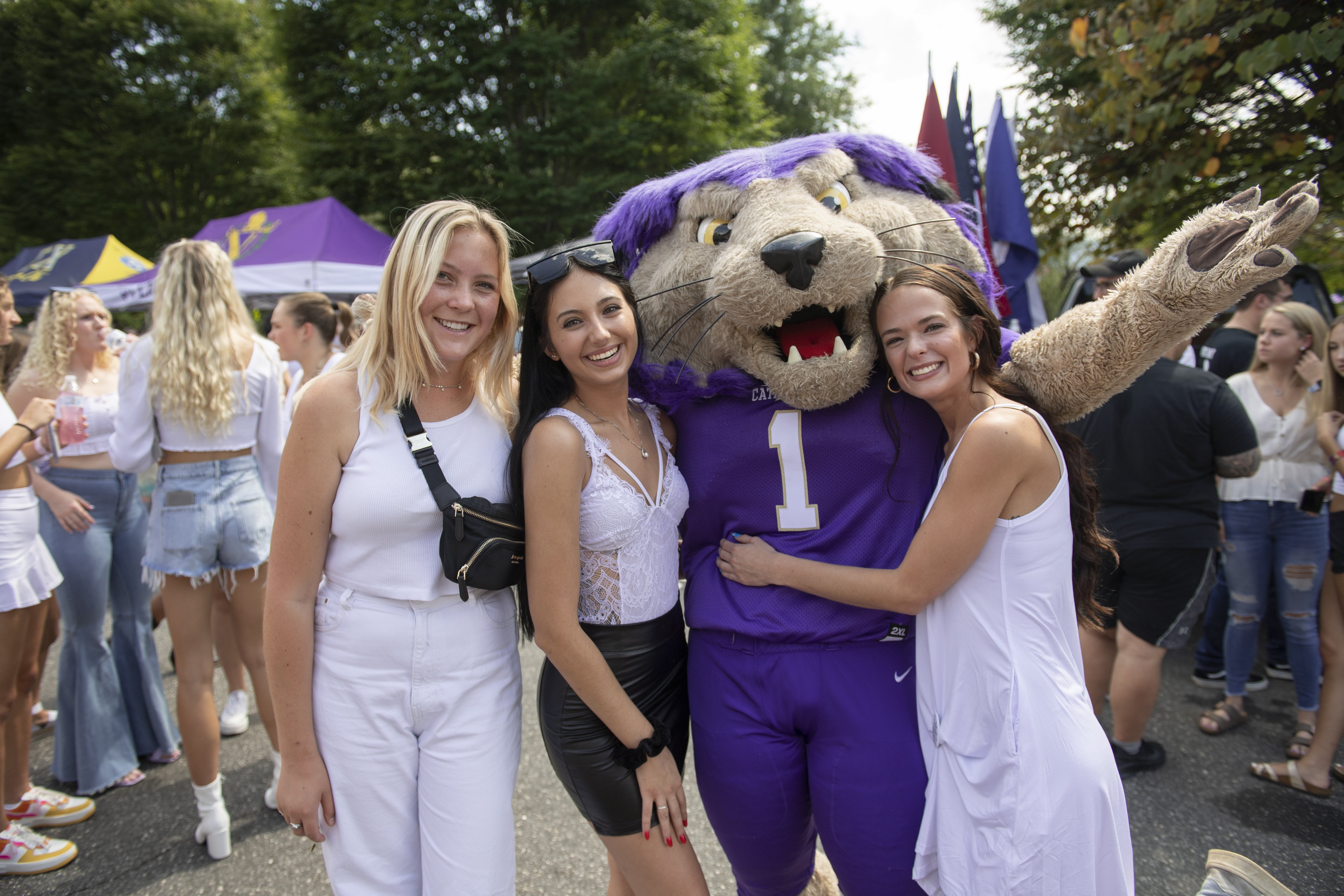 Students tailgating with Paws