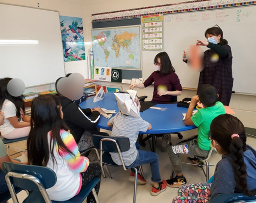Teaching origami and Japanese to elementary students