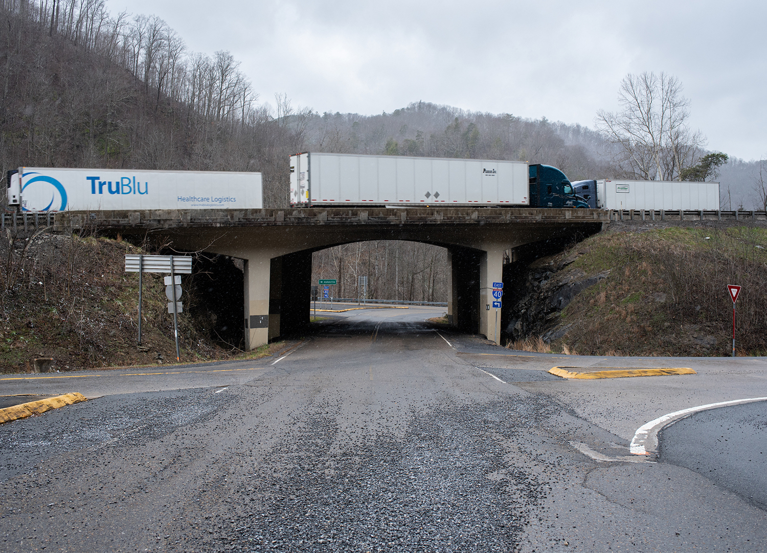 A photo of the overpass on I-40
