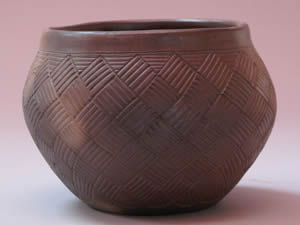 Vessel with incised surface